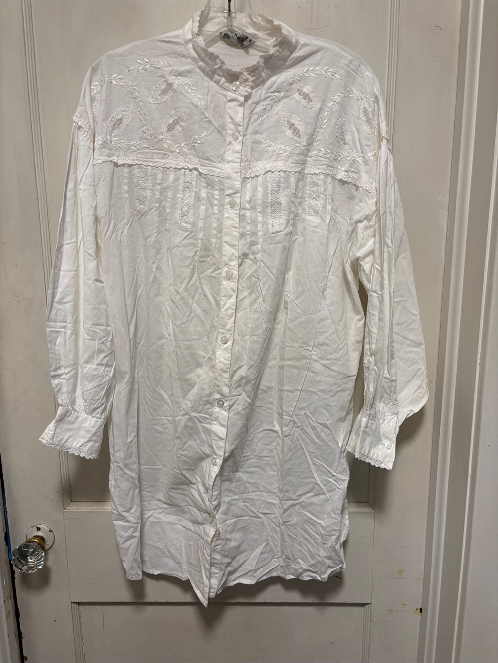 Vintage 90a White Embroidered Button-Up Cotton Long Sleeve Night Gown Large